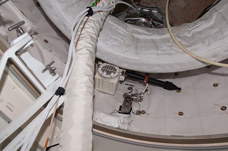 File:S124E006003 - STS-124 - Hoses in airlock - DPLA - 7088fa711c98f353030474f4e0c06aa5.jpg