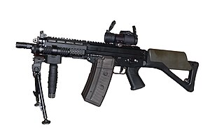 Súng SIG-552 commando trang bị chân đỡ và ống ngắm