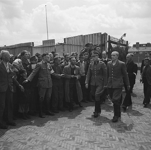 File:SS-kampbewaker B.J. Westerveld (rechts) en kampcommandant K.P. Berg lopen langs , Bestanddeelnr 900-4834.jpg