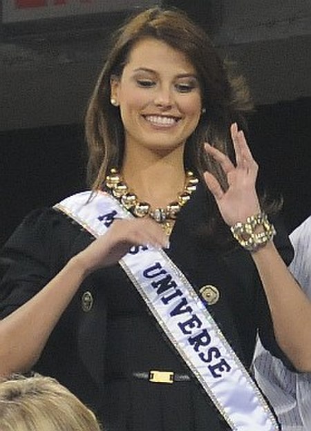 ستيفانيا فرناندز ، حاملة لقب مسابقة ملكة جمال الكون 2009