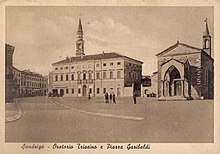 Cartolina che inquadra piazza Garibaldi e in primo piano l'oratorio Trissino.