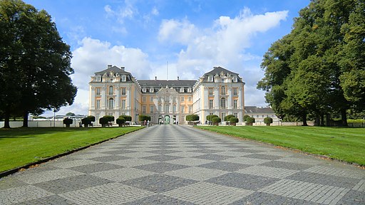 Schloss Augustusburg: Blick westwärts auf den Ehrenhof von Schloss Augustusburg