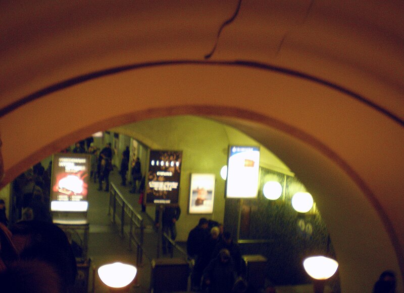 File:Sennaya ploshad metrostation-DownEscalatorHall.jpg