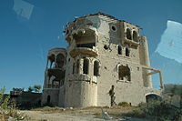 Zničená budova na území Palestinské autonomie