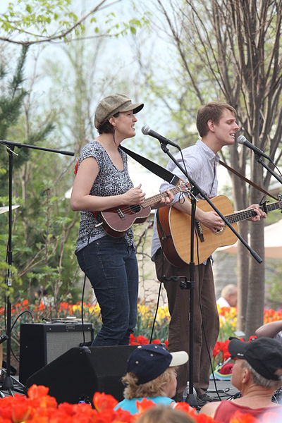 File:Shiny And The Spoon at the zoo.jpg