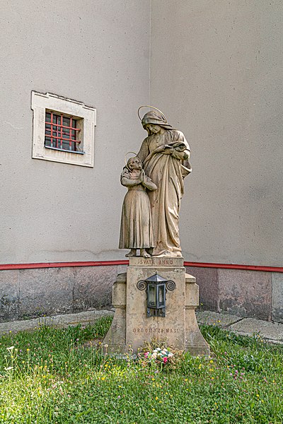 File:Socha svaté Anny u kostela sv. Vavřince ve Staré Pace.jpg