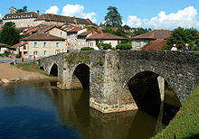 Ang Romanesque Bridge sa Solignac, kauban ang Abbey ug naglibot nga mga bilding