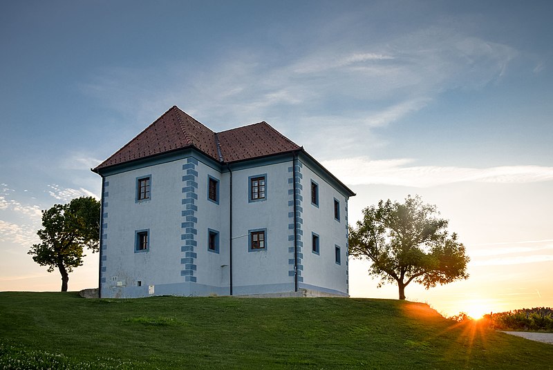 File:Sončni vzhod na Škalcah.jpg