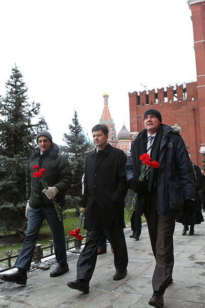 File:Soyuz TMA-03M crew at the Kremlin Wall.jpg