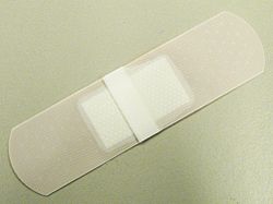 Reverse of an adhesive bandage, showing backing Sparadrap 3.jpg