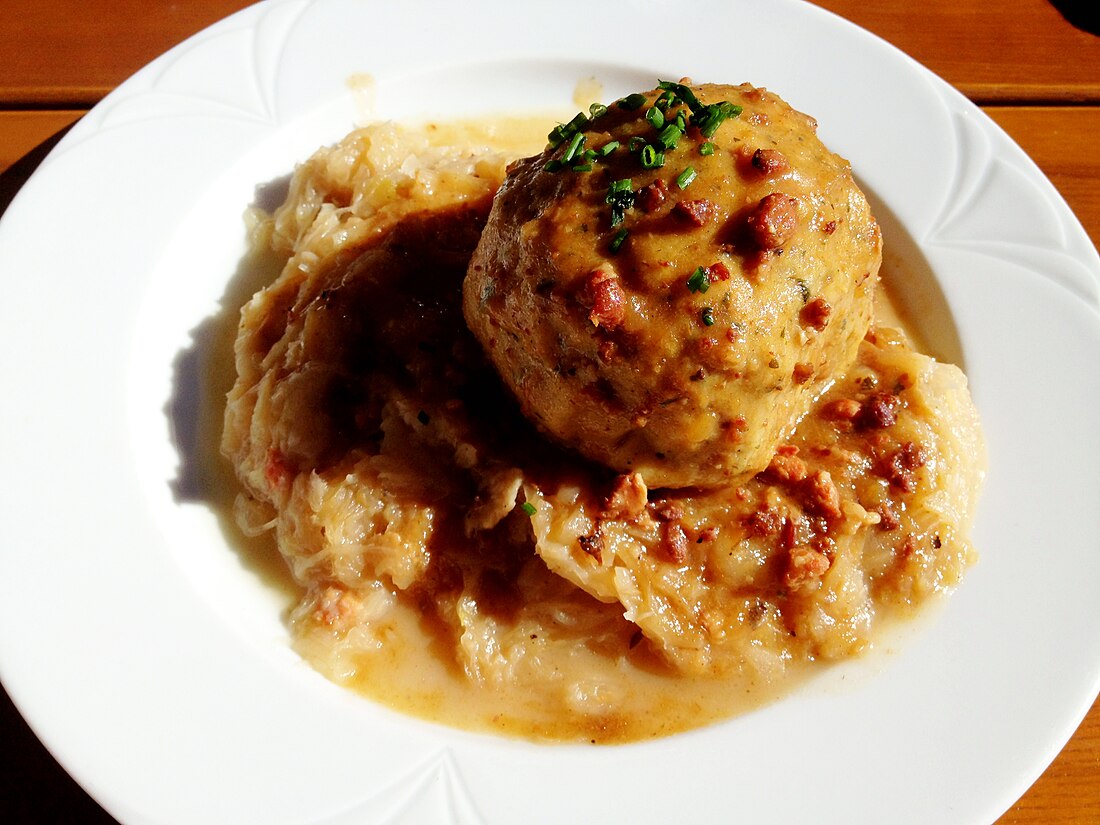 File:Speckknödel auf Kraut, 2013.jpg