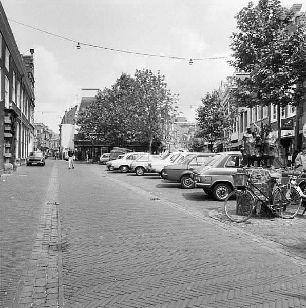 File:Splitsing Grote Houtstraat-Gierstraat vanaf Gasthuisvest - Haarlem - 20095787 - RCE.jpg