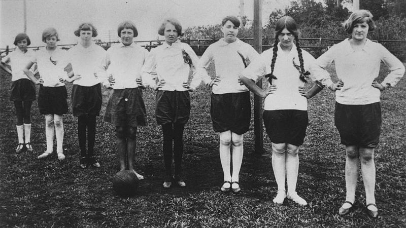 File:StateLibQld 2 188495 Tamborine North State School, basketball team, Queensland.jpg