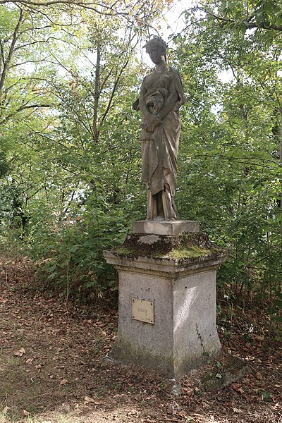 File:Statue L'Élegie Caillé mont Valérien.jpg