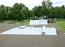 Ein Skatepark mit verschiedenen Obstacles
