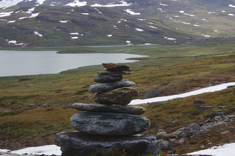 File:Stone pile near Alesjaurestugorna - panoramio.jpg