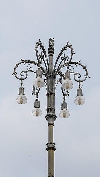 File:Street Light Piazza Ferrari Genoa Sep23 A7C 06608.jpg