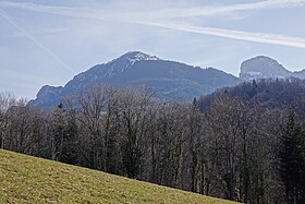 Vista da montanha Cou (centro) e rocha Parnal (direita) de Thorens-Glières.