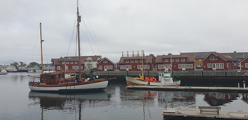 File:Svolvaer rorbuer.jpg