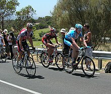 Glenn D'Hollander, Imanol Erviti e Wim Stroetinga escalam a colina Willunga durante a Etapa 5.