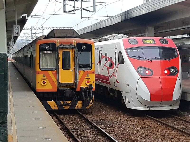 File:TRA DR3101 and TED2002 at Taitung Station 20201024.jpg