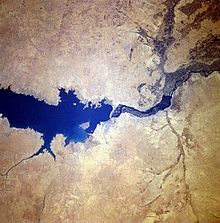 Foto de satélite de lago e represa