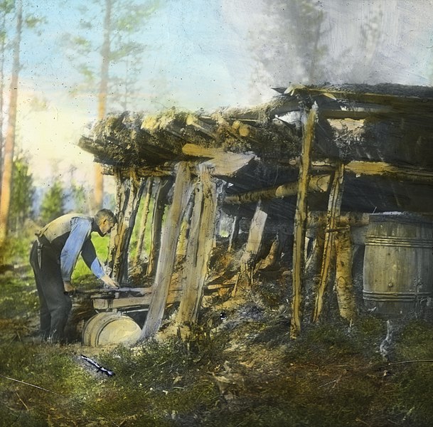 File:Tapping of tar during production in Målselvdalen valley in 1928.jpg