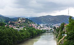 Panorama Tbilisi de la râul Kura