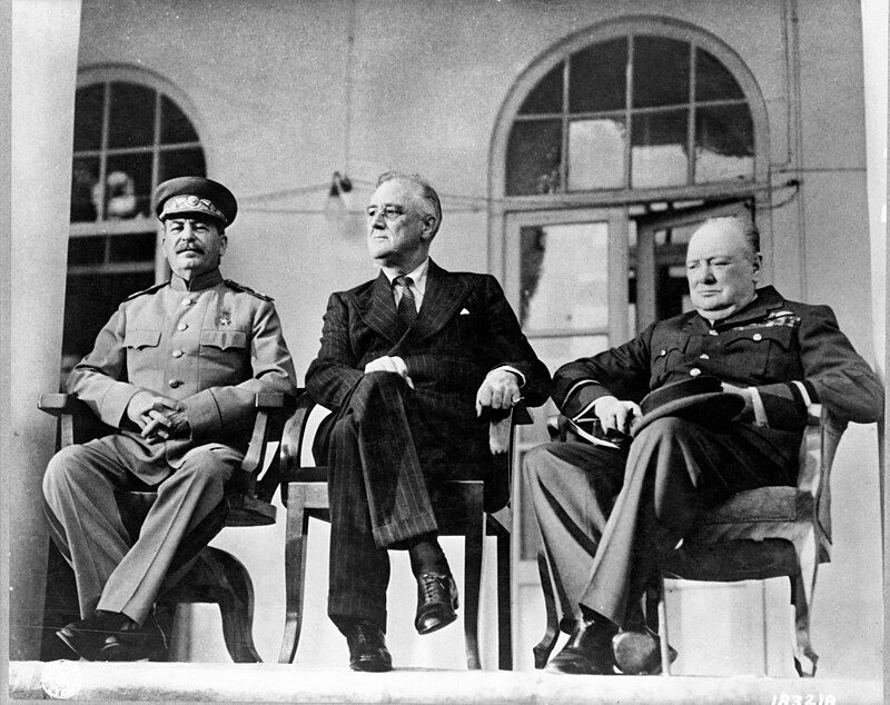 Trzech mężczyzn, Stalin, Roosevelt i Churchill, siedzi razem łokieć w łokieć