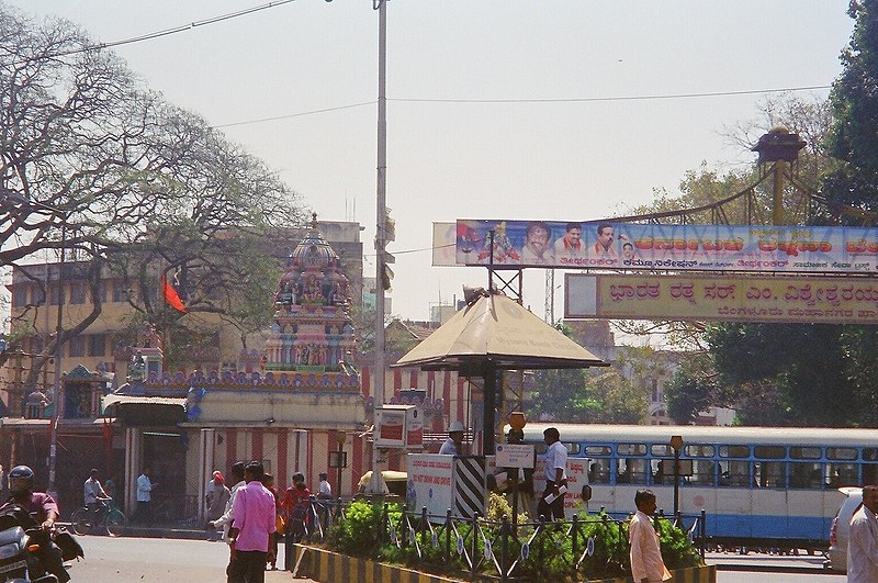File:Temple at entrance to Avensue road of the Old Bangaluru Pete.JPG