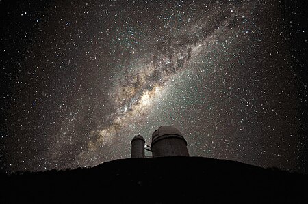 Njia Nyeupe Njia Nyeupe inaonekana vema pasipo na mianga duniani juu ya paoneanga ya ESO, Chile (ESO/S. Brunier © CC BY-SA 4.0 )