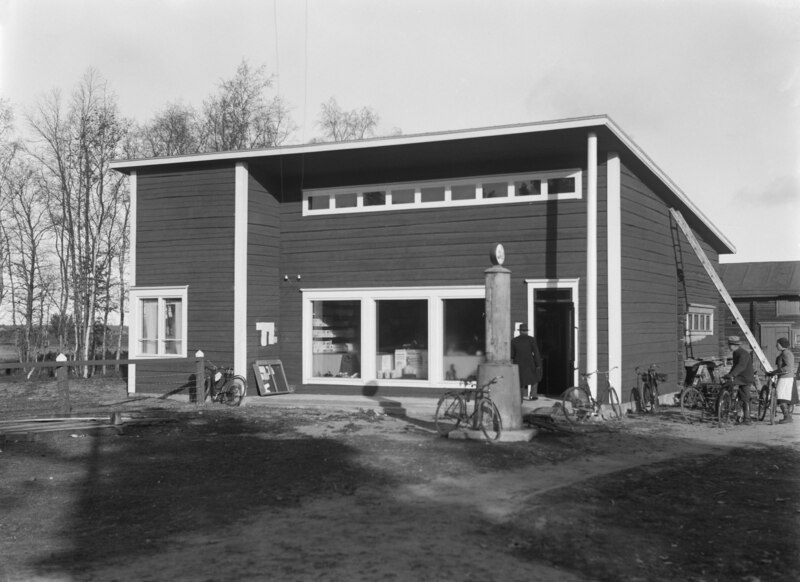 File:The cooperative shop in Hailuoto, Finland 1933 (JOKAKAL3B-1744).tif