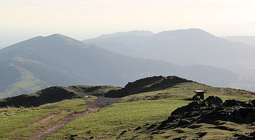 The ridge path south from Worcestershire Beacon - geograph.org.uk - 2762975