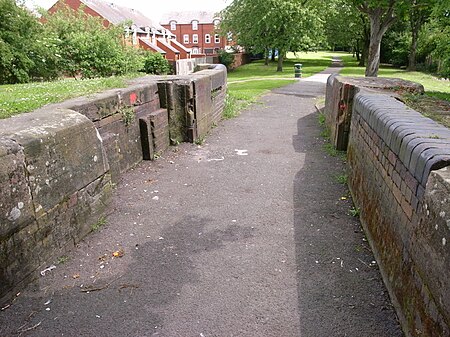 Tipton Green derelict lock