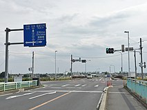 足利市・川崎橋南交差点（2015年6月） →（西）方向が県道8号（至起点）、↑（南・茂木高架橋）が8号（至終点）・20号・128号、←（東）が市道・8号旧道（至終点）、↓（北・川崎橋）が128号である。