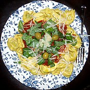 Tortellini al sugo con basilico e parmigiano
