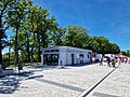 Touristeninformation auf dem Pier am Hafen mit dem kleinen Park