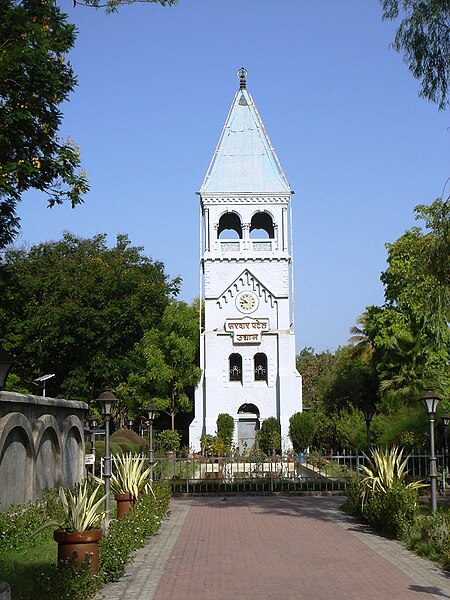 File:Tower Garden, Dhule.JPG