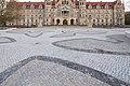 Deutsch: Umgestalteter Trammplatz vor dem Neuen Rathaus im Stadtteil Mitte von Hannover. English: Refurbished Trammplatz square in front of Hannover's New Townhall in Mitte quarter of Hannover, Germany.