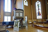 Prekestolen, noen av Per Vigelands glassmalerier i koret og dør til sakristiet. Foto: 2019