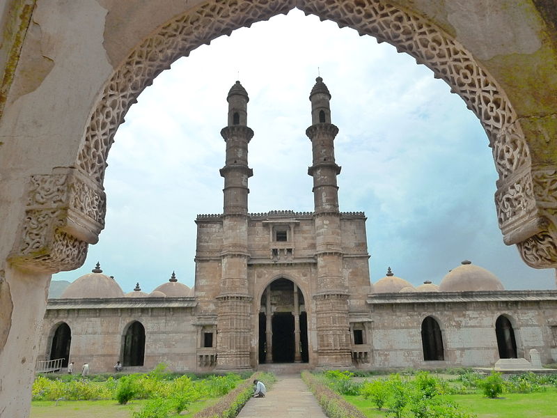File:Two minars at front of main entrance of prayer hall.JPG