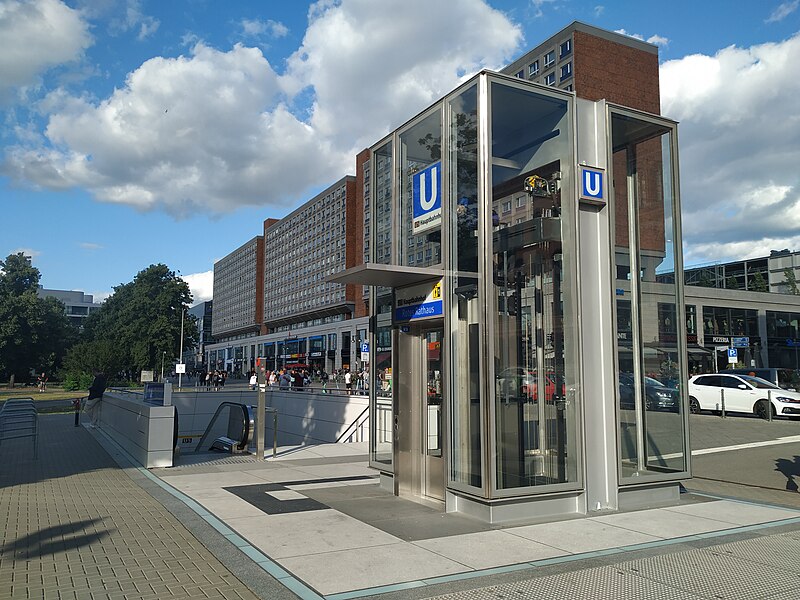 File:U-Bahnhof Rotes Rathaus Berlin, 16-07-2022.jpg