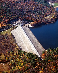 USACE Surry Monta Lago kaj Dam.jpg