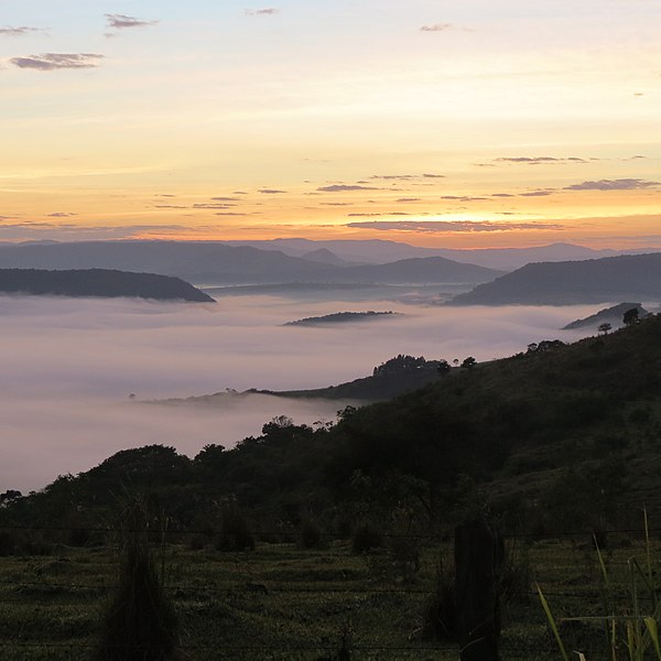 File:Um grande espetáculo em Grandes Rios, enquanto, a maioria dorme... - panoramio.jpg