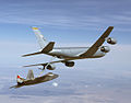 KC-135 tarafından havada yakıt ikmali yapılan bir F-22