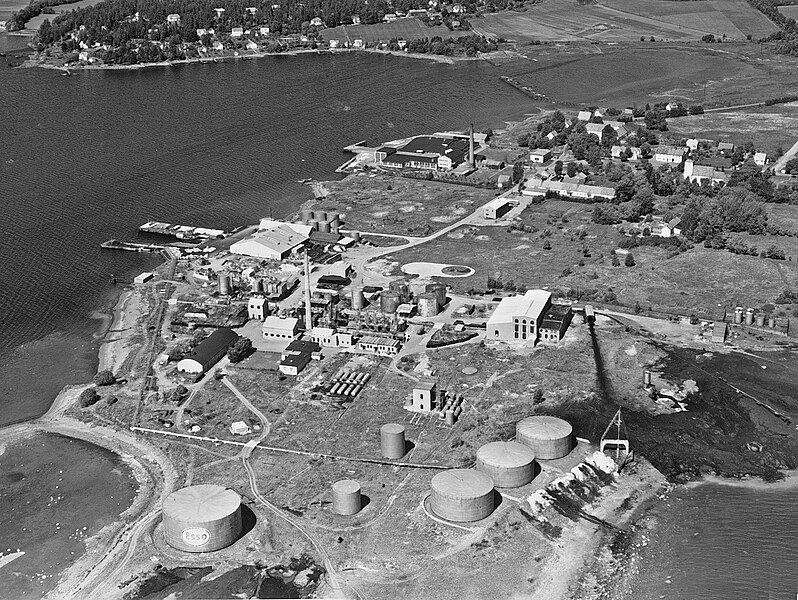 File:Vallø oljeraffineri - Flyfoto fra sør øst.jpg