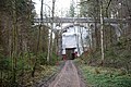 Teufelsgrabenbrücke bei Grub, Gemeinde Valley, Landkreis Miesbach, Regierungsbezirk Oberbayern, Bayern. Als Baudenkmal in der Bayerischen Denkmalliste aufgeführt. Laut Denkmalliste erbaut im Jahr 1890 als Teil der Fernwasserleitung nach München. In der Bildmitte Gerüst und Abdeckung wegen Bauschäden.