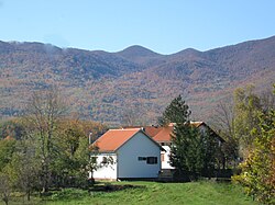 Egy farm a Sveti Rok és a Velebit -hegy közelében.