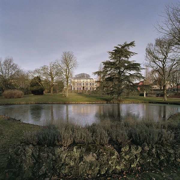 File:Vijverpartij in het park met het huis op de achtergrond - Haastrecht - 20383655 - RCE.jpg