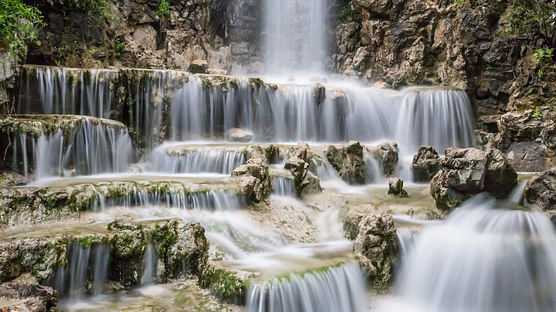 File:Villetta Di Negro la cascata - particolare FR.jpg